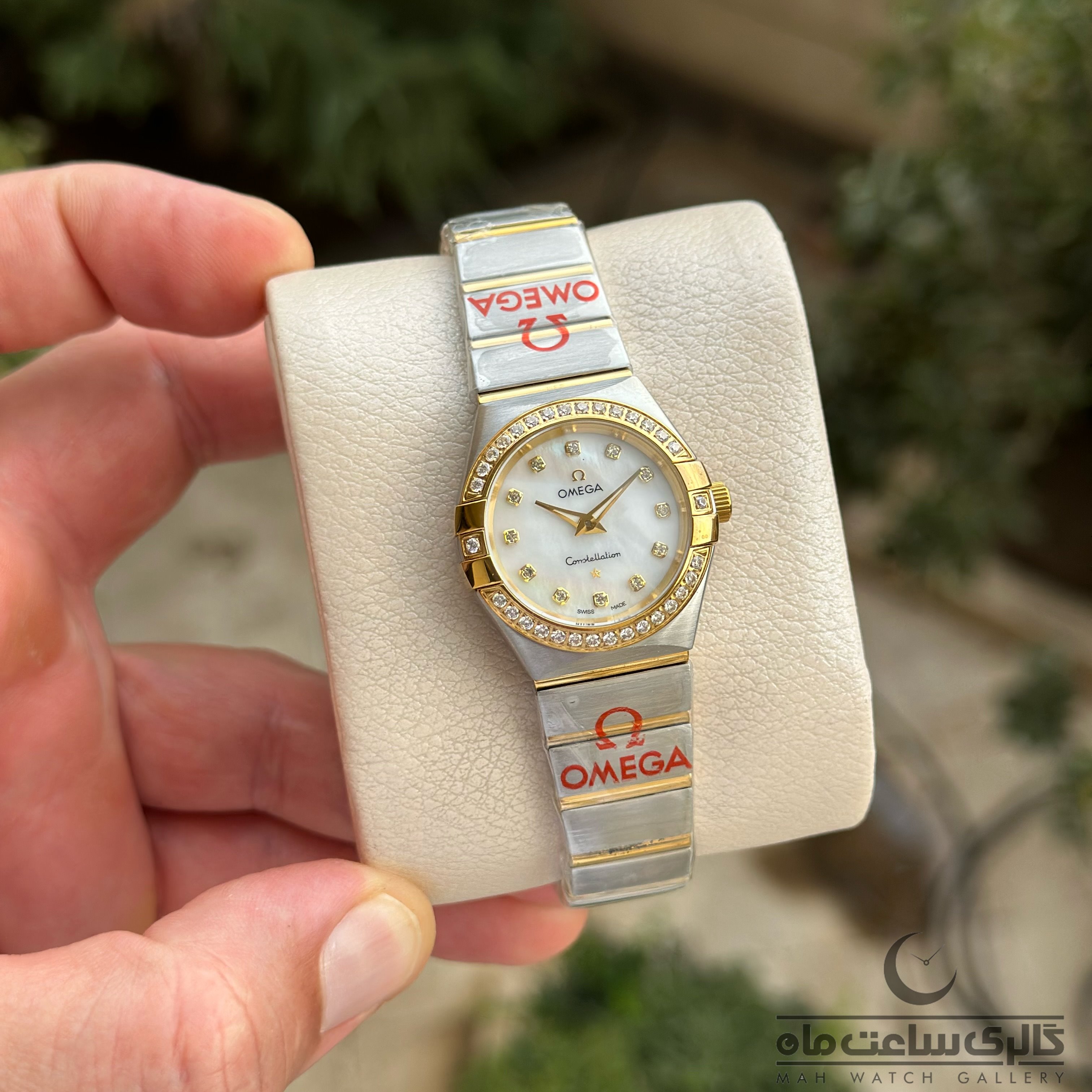 ساعت امگا زنانه دورنگ طلایی دور نگین صفحه صدف ایندکس نگین omega constellation 